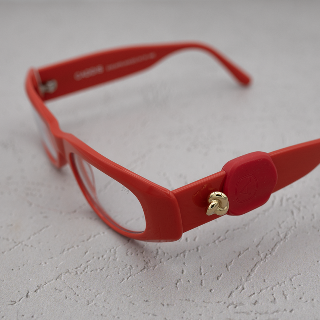 ALTACHÉ Gold Knot Eyewear Charm (Includes Black/Brown Sleeves)