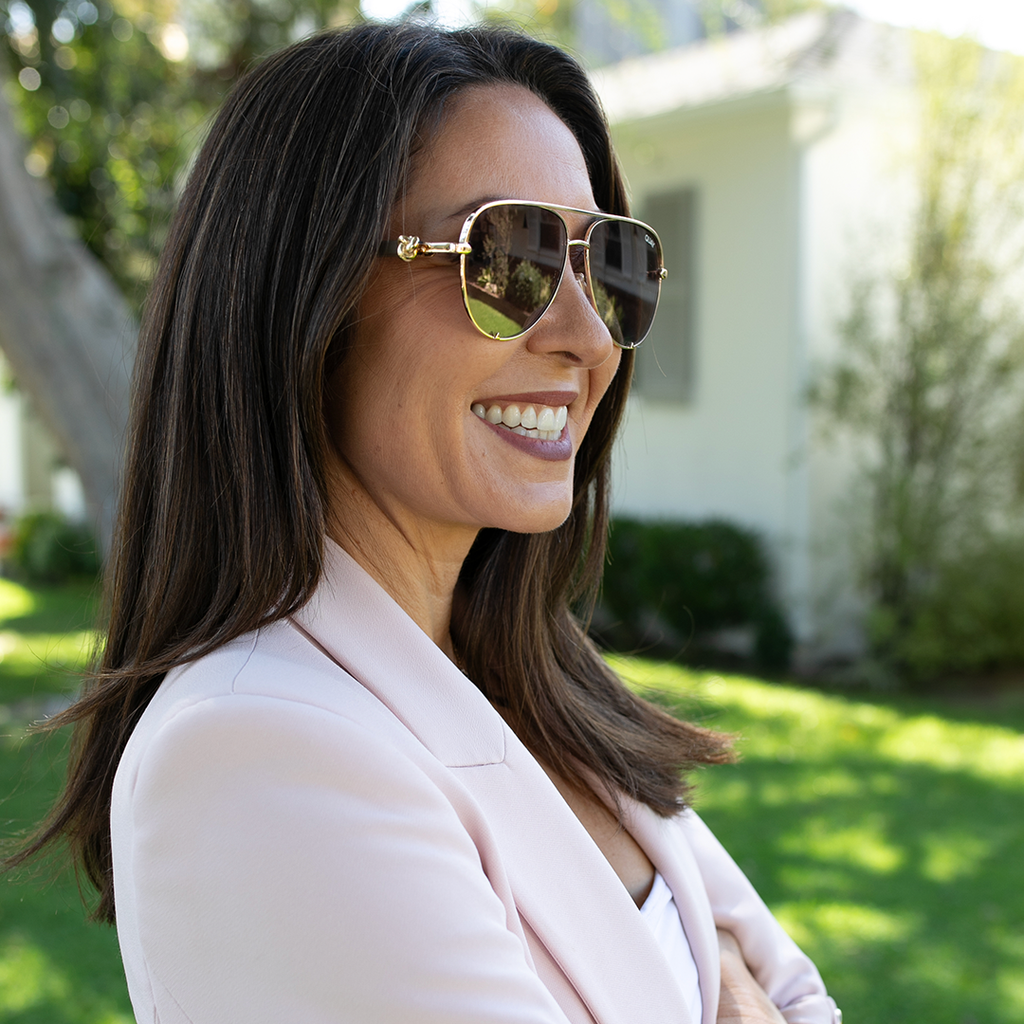 ALTACHÉ Gold Knot Eyewear Charm (Includes Black/Brown Sleeves)