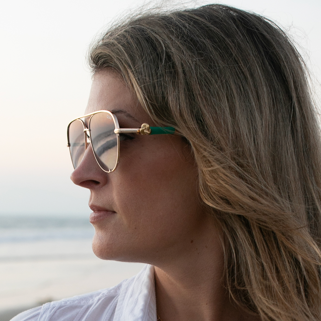 ALTACHÉ Gold Knot Eyewear Charm (Includes Black/Brown Sleeves)