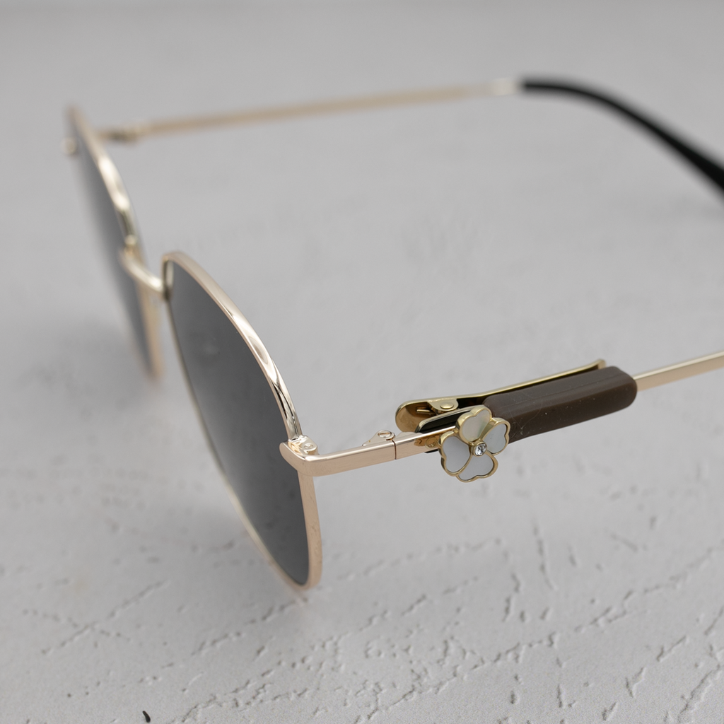 ALTACHÉ Mother-of-Pearl Clover Eyewear Charm (Includes Black/Brown Sleeves)