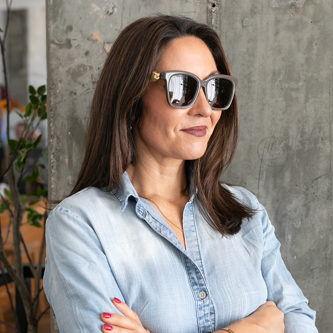 ALTACHÉ Gold Knot Eyewear Charm (Includes Black/Brown Sleeves)