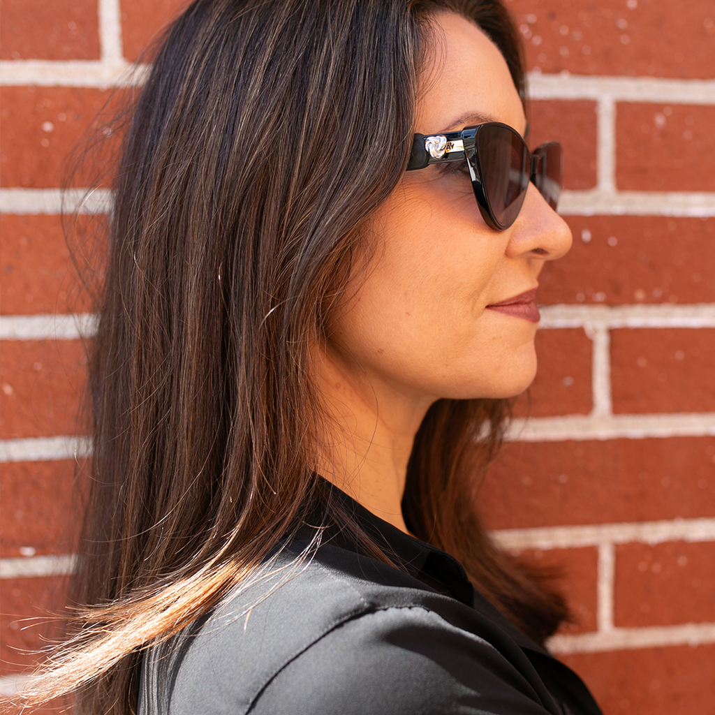 ALTACHÉ Silver Knot Eyewear Charm (Includes Black/Brown Sleeves)