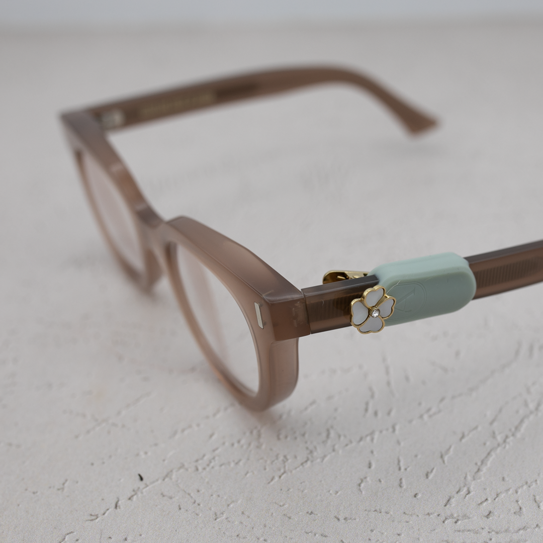 ALTACHÉ Mother-of-Pearl Clover Eyewear Charm (Includes Black/Brown Sleeves)