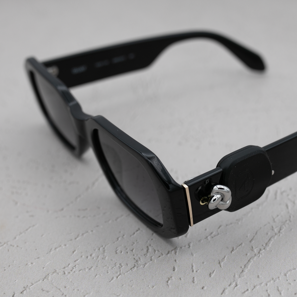 ALTACHÉ Silver Knot Eyewear Charm (Includes Black/Brown Sleeves)