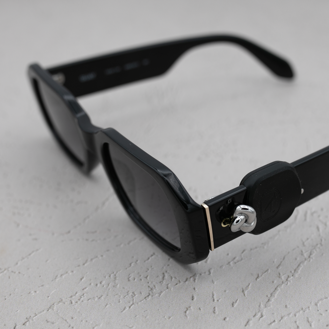ALTACHÉ Silver Knot Eyewear Charm (Includes Black/Brown Sleeves)